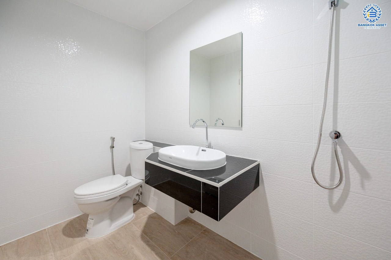 บ้านมือสองตกแต่งใหม่ โครงการ วรารมย์ เพชรเกษม81 แบรนด์ Q.House รองรับทุกความสุขใกล้ส่วนกลาง เนื้อที่ 64.1 ตร.ว. ฟังก์ชัน 4 ห้องนอน 3 ห้องน้ำ 1 ห้องอเนกประสงค์ จอดรถได้ 2 คัน บนทำเลใกล้ The Mall บางแค และเชื่อมต่อ ถนนกาญจนาฯ ถนนบางบอน และถนนพุทธมณฑลสาย4